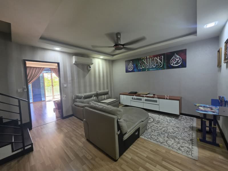 3-storey Terraced House for Sale in Kajang (Selangor) - Azizah Hasan - Living Room - PropertyGuru.com.my