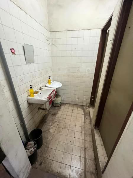 Kilang untuk Dijual di Kawasan Perindustrian Mount Austin (Tebrau) - Andy Lee - Bathroom - PropertyGuru.com.my