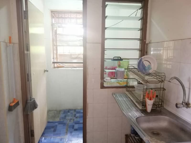 Apartment for Sale at Putra Permai Block A - Aivin Thoong - Kitchen - PropertyGuru.com.my