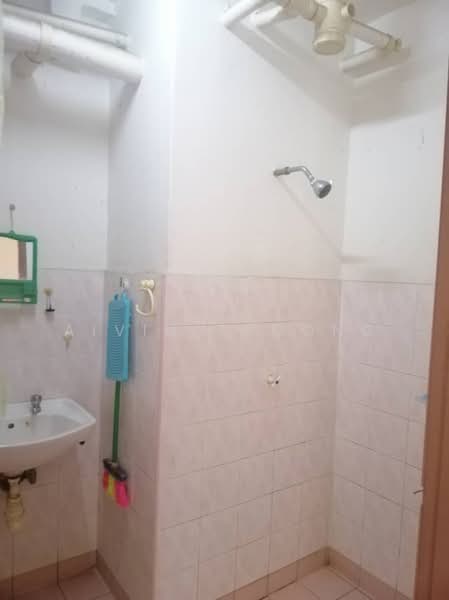 Apartment for Sale at Putra Permai Block A - Aivin Thoong - Bathroom - PropertyGuru.com.my