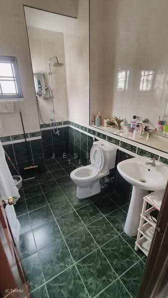 Rumah Teres 2-Tingkat untuk Dijual di Usj 19 (Subang Jaya) - Jessie Lim - Bathroom - PropertyGuru.com.my