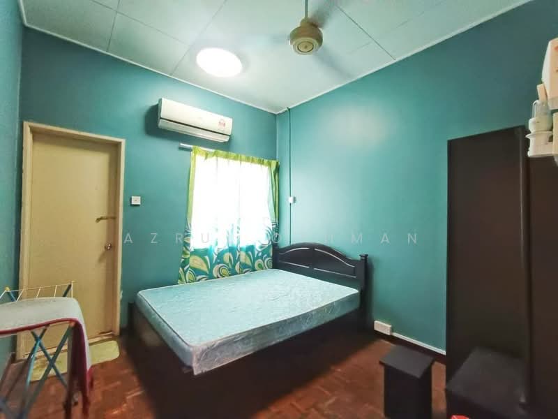 2-storey Terraced House for Sale in Sikamat (Negeri Sembilan) - Azrul Othman - Bedroom - PropertyGuru.com.my