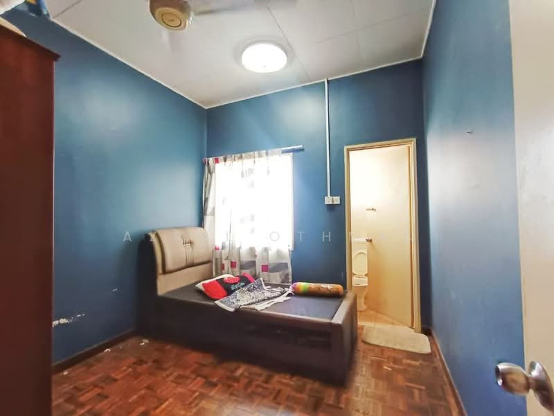 2-storey Terraced House for Sale in Sikamat (Negeri Sembilan) - Azrul Othman - Bedroom - PropertyGuru.com.my