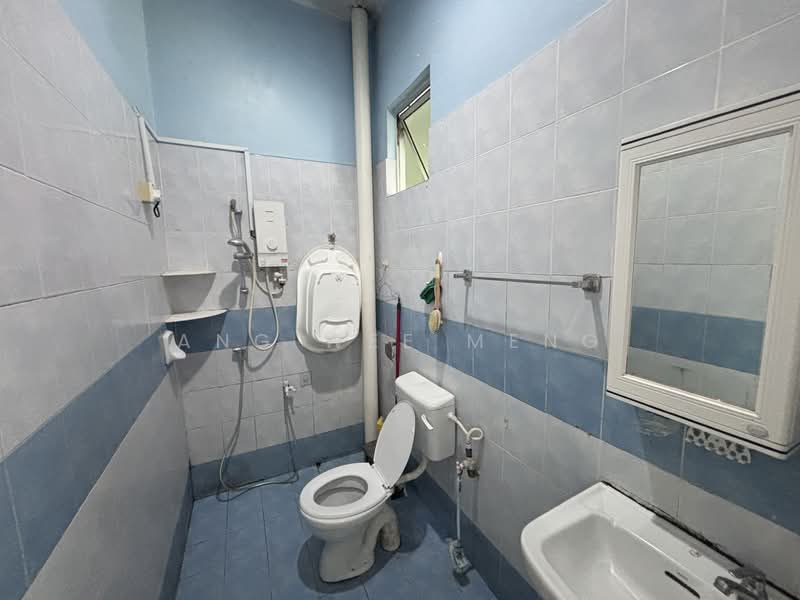 1-storey Terraced House for Rent in Taman Kempas Indah (Tebrau) - Ang Wee Meng - Bathroom - PropertyGuru.com.my
