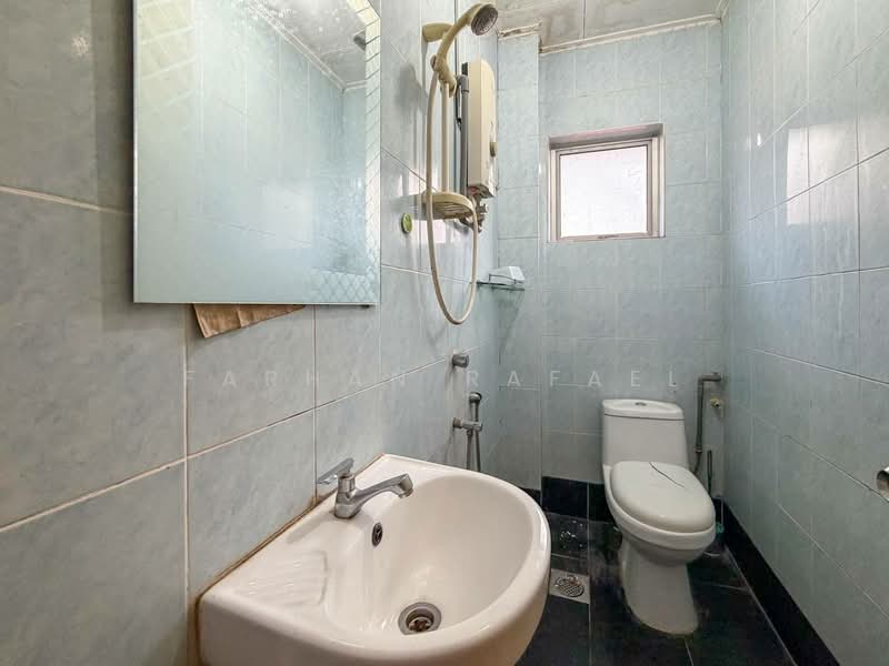 Flat for Sale at Seksyen 19 Shah Alam - Farhan Rafael - Bathroom - PropertyGuru.com.my