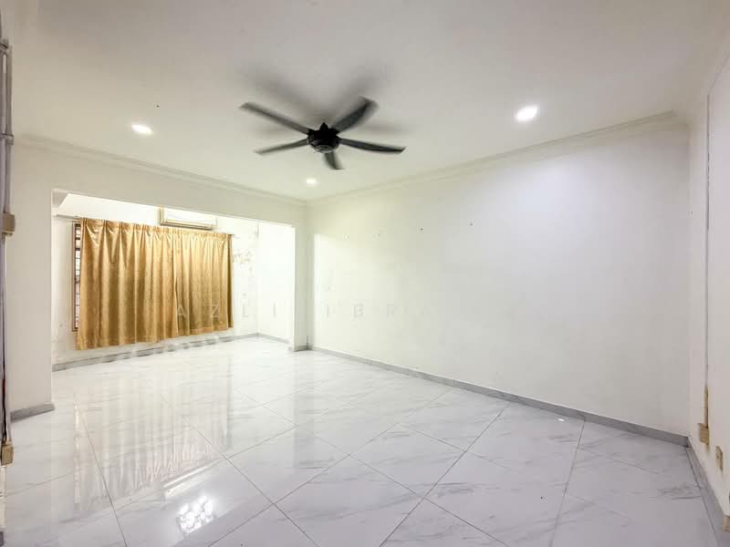 2-storey Terraced House for Sale in Seksyen 19 (Shah Alam) - Azli Ibrahim - Living Room - PropertyGuru.com.my