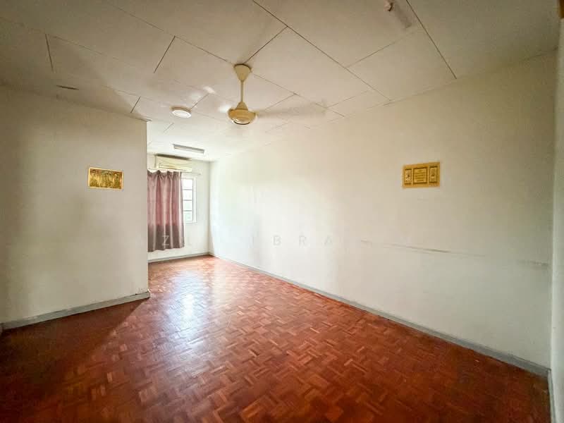 2-storey Terraced House for Sale in Seksyen 19 (Shah Alam) - Azli Ibrahim - Living Room - PropertyGuru.com.my