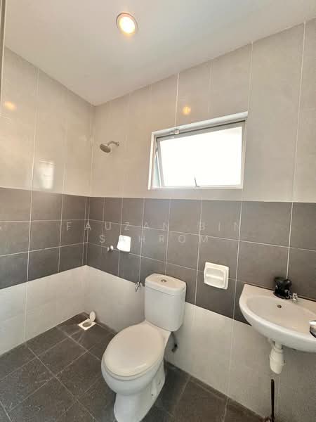 Cluster House for Sale in Bandar Saujana Putra (Tanjong Duabelas) - Fauzan bin Sahrom - Bathroom - PropertyGuru.com.my