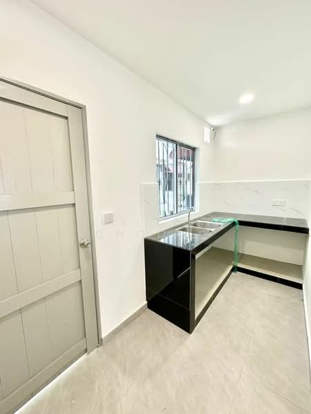Rumah Teres 2 Tingkat untuk Dijual di Taman Perling - Suk Teng Choong - Kitchen - PropertyGuru.com.my