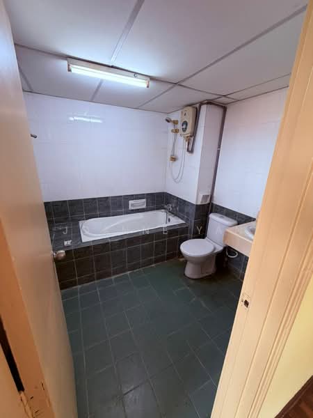 Condominium for Rent at Amadesa Resort Condominium - Joanne Yan - Bathroom - PropertyGuru.com.my