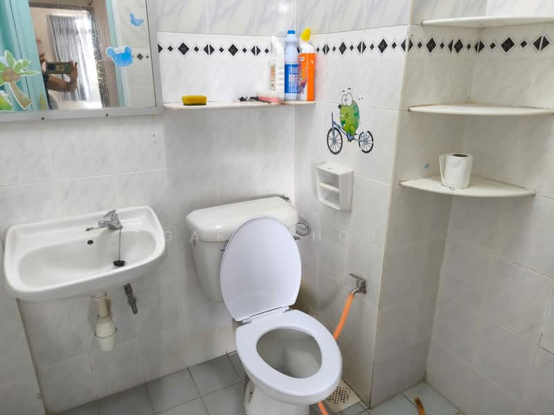 Kondominium untuk Disewa di Azuria Condominium - Gary Thor - Bathroom - PropertyGuru.com.my