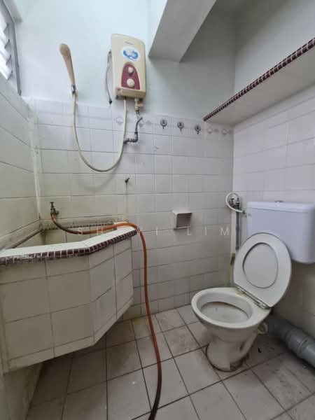 Flat for Rent at Farlim 4 - Shuyi Lim - Bathroom - PropertyGuru.com.my