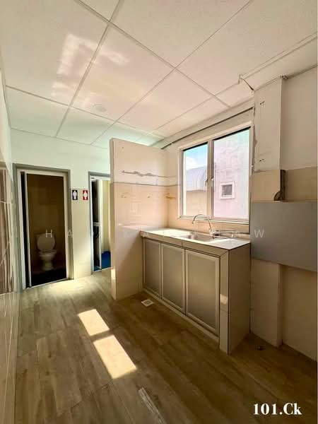 Semi-D Factory for Rent in Bandar Sultan Suleiman (Port Klang (Pelabuhan Klang)) - Hao Kai Khaw - Bathroom - PropertyGuru.com.my