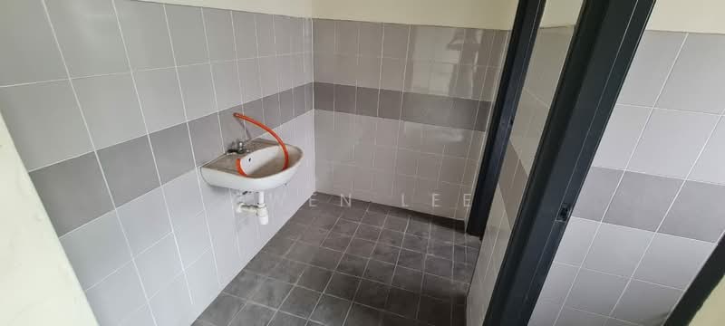 Shop for Rent in Sri Petaling (Kuala Lumpur) - Owen Lee - Bathroom - PropertyGuru.com.my