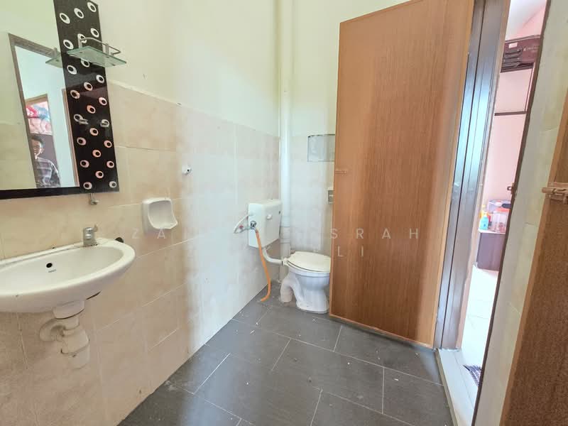 Puchong FACING PADANG Double Storey House La Cottage Taman Putra Perdana untuk Untuk Dijual - RM 450,000, Apr 2026 - Bathroom - PropertyGuru.com.my