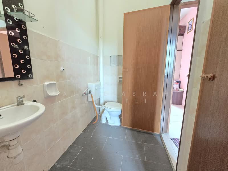 Puchong FACING PADANG Double Storey House La Cottage Taman Putra Perdana untuk Untuk Dijual - RM 450,000, Apr 2026 - Bathroom - PropertyGuru.com.my