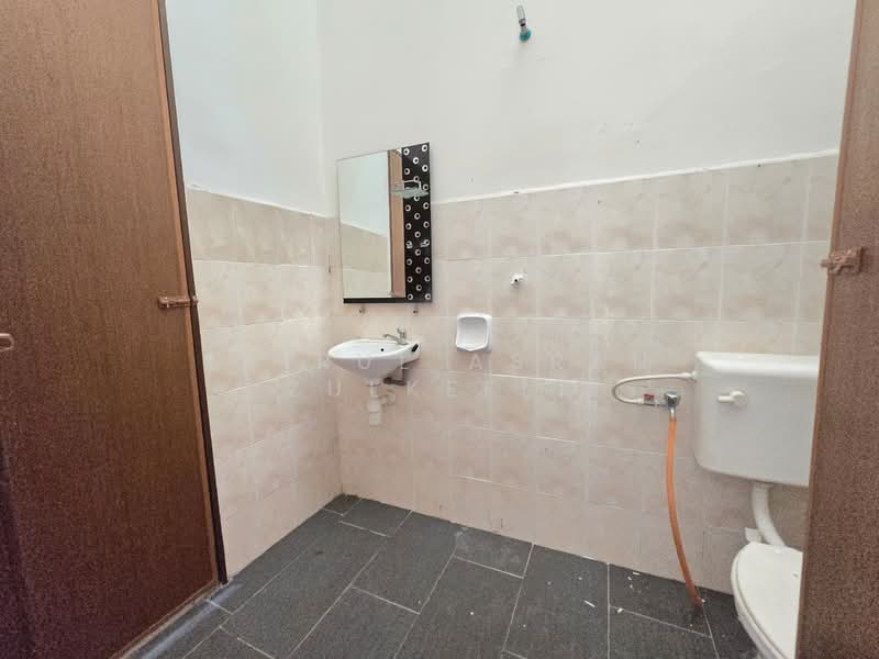 Puchong FACING PADANG Double Storey House La Cottage Taman Putra Perdana untuk Untuk Dijual - RM 450,000, Apr 2026 - Bathroom - PropertyGuru.com.my