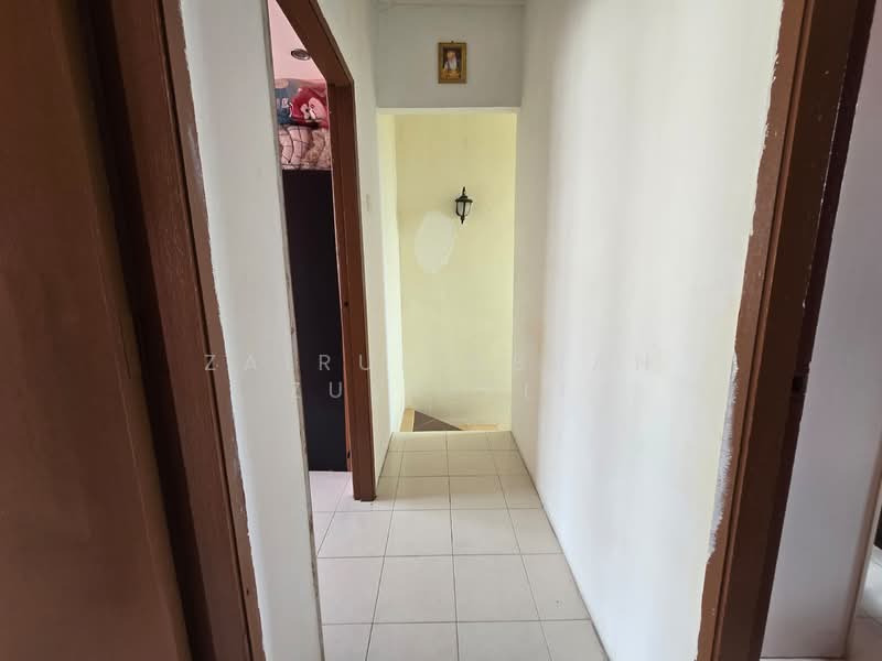 Puchong FACING PADANG Double Storey House La Cottage Taman Putra Perdana untuk Untuk Dijual - RM 450,000, Apr 2026 - Corridor - PropertyGuru.com.my