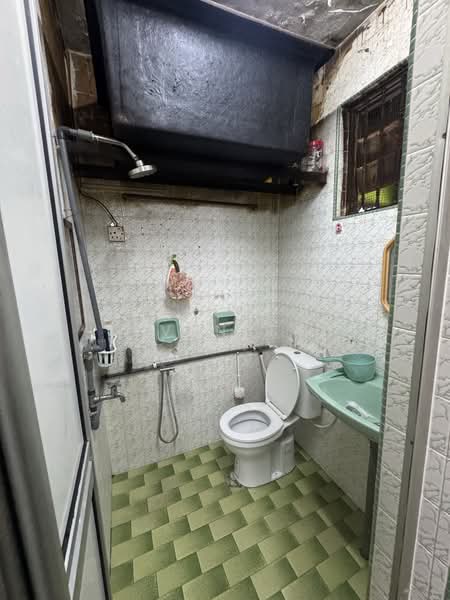 Flat Taman Ungku Tun Aminah untuk Untuk Dijual - RM 245,000, Apr 2026 - Bathroom - PropertyGuru.com.my