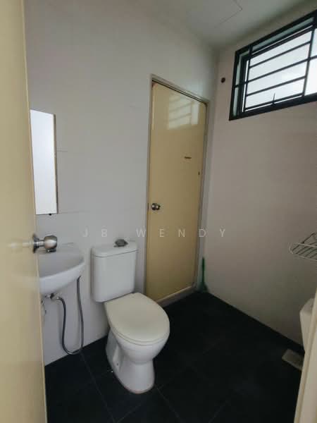 Rumah Teres 2 Tingkat untuk Dijual di Taman Kempas Utama (Tebrau) - JB Wendy - Bathroom - PropertyGuru.com.my