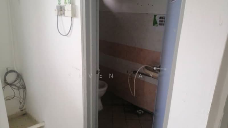 Kilang untuk Disewa di Ulu Tiram (Johor) - Seven Tay - Bathroom - PropertyGuru.com.my