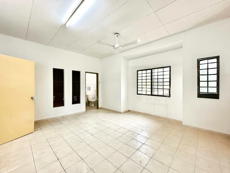 2-storey Terraced House for Sale in Sungai Buloh (Selangor) - Tasya Ruslan - Living Room - PropertyGuru.com.my