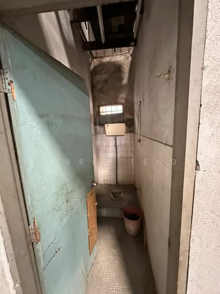 Terrace Factory for Rent in Subang Light Industrial Park (Subang Jaya) - Darren Teng - Bathroom - PropertyGuru.com.my