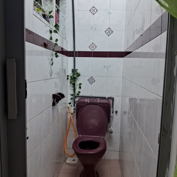 Taman Kluang Baru untuk Untuk Dijual - RM 290,000, Apr 2026 - Bathroom - PropertyGuru.com.my