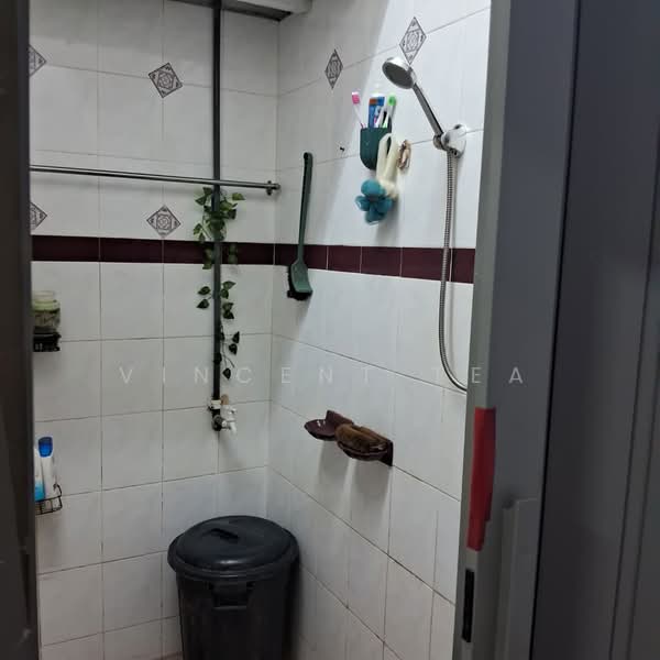 Taman Kluang Baru untuk Untuk Dijual - RM 290,000, Apr 2026 - Bathroom - PropertyGuru.com.my