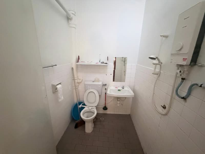 2-storey Terraced House for Sale in Taman Selayang Utama (Selayang) - Sean Yong - Bathroom - PropertyGuru.com.my
