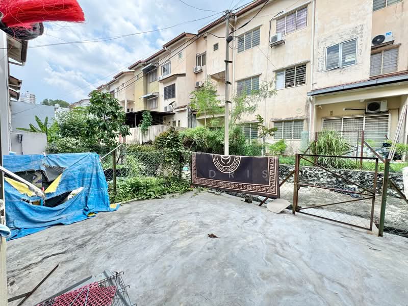2.5-storey Terraced House for Sale in Bandar Putra Permai (Seri Kembangan) - Ali Idris - Exterior - PropertyGuru.com.my