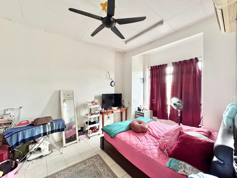 2.5-storey Terraced House for Sale in Bandar Putra Permai (Seri Kembangan) - Ali Idris - Bedroom - PropertyGuru.com.my
