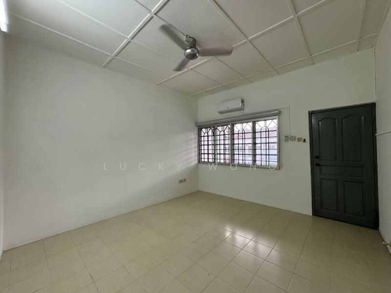 2-storey Terraced House for Sale in Sungai Long (Bandar Sungai Long) - Lucky Wong - Master Bedroom - PropertyGuru.com.my