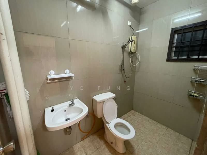 Apartment for Rent at Bistari Impian Apartment - YC Fung - Bathroom - PropertyGuru.com.my