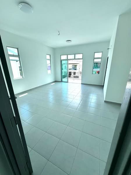 Taman Pulai Mutiara @ 2 storey cluster house untuk Untuk Disewa - RM 2,500 /bulan, Apr 2026 - Living Room - PropertyGuru.com.my