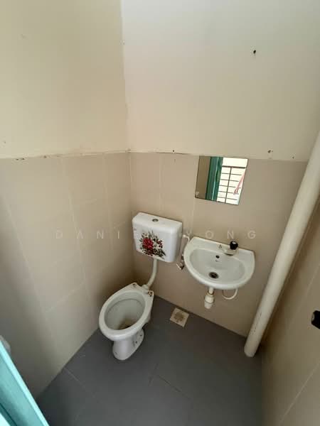 2-storey Terraced House for Sale in Kelapa Sawit (Kulai) - Daniel Yong - Bathroom - PropertyGuru.com.my