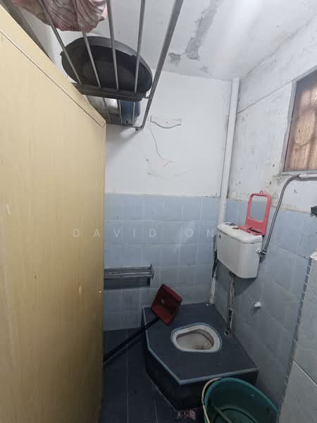 Flat for Sale at Flat Taman Ungku Tun Aminah - David Ong - Bathroom - PropertyGuru.com.my