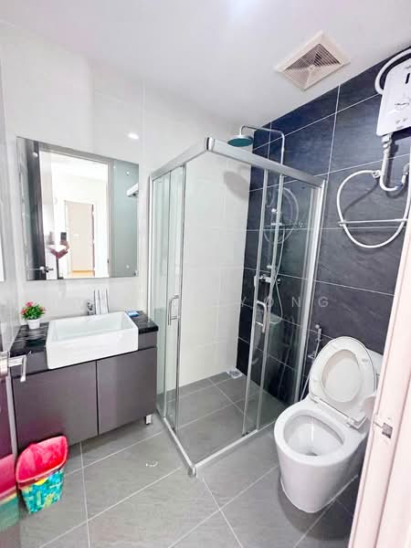 Kondominium untuk Dijual di Royal Strand @ Country Garden Danga Bay - Daniel Yong - Bathroom - PropertyGuru.com.my