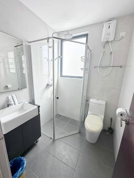 Kondominium untuk Dijual di Royal Strand @ Country Garden Danga Bay - Daniel Yong - Bathroom - PropertyGuru.com.my