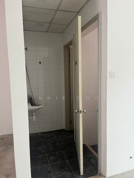 Shop for Rent in Shah Alam (Selangor) - Winnie Chow - Bathroom - PropertyGuru.com.my