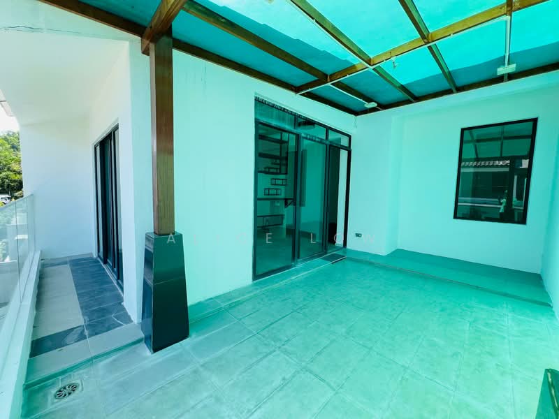 2.5-storey Terraced House for Sale in Rawang (Selangor) - Alice Low - Balcony - PropertyGuru.com.my