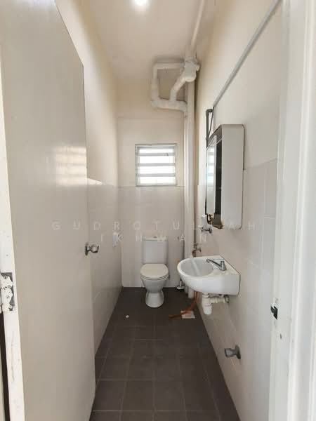 Condominium for Sale at Desa Pelangi Condominium - Gudrotullah Ikhwan - Bathroom - PropertyGuru.com.my
