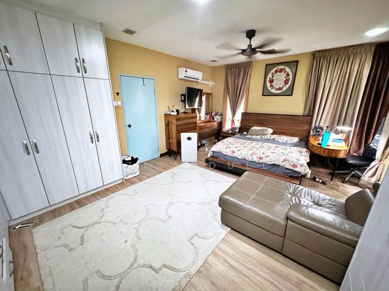 Semi-Detached House for Sale in Saujana Villa (Kajang) - Fauzi Abdullah - Master Bedroom - PropertyGuru.com.my