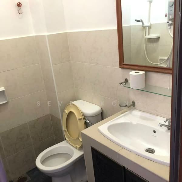 Rumah Teres 2 Tingkat untuk Dijual di Taman Setia Indah (Tebrau) - Seven Kong - Bathroom - PropertyGuru.com.my