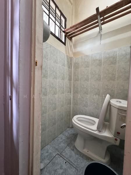 Taman Kempas Indah untuk Untuk Dijual - RM 560,000, Apr 2026 - Bathroom - PropertyGuru.com.my