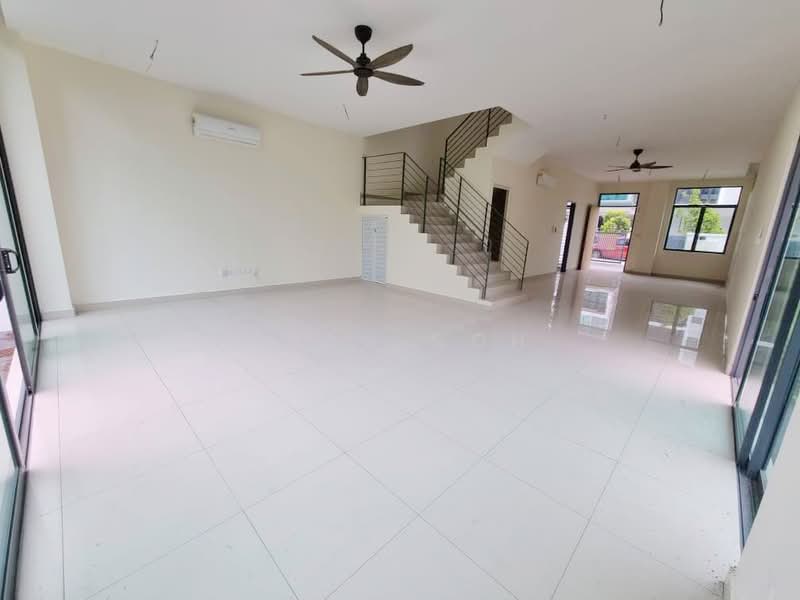 3-storey Terraced House for Sale in Bandar Nusaputra (Puchong) - Evan Goh - Living Room - PropertyGuru.com.my