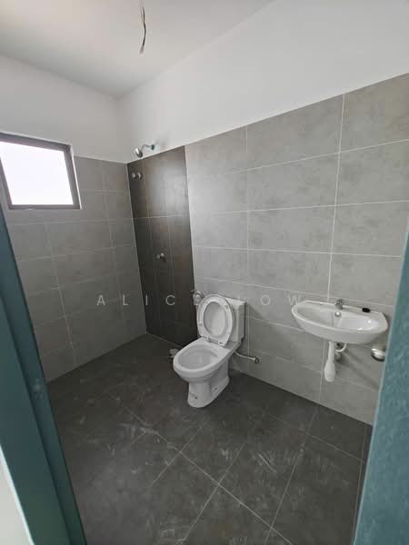 Semi-Detached House for Sale in Taman Scientex Rawang (Rawang) - Alice Low - Bathroom - PropertyGuru.com.my