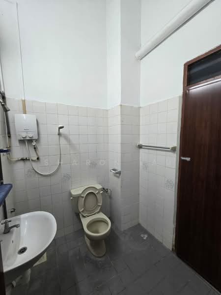 2-storey Terraced House for Sale in Taman Bukit Mewah (Tampoi) - Sharon Lau - Bathroom - PropertyGuru.com.my