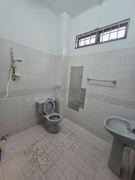 2-storey Terraced House for Sale in Taman Bukit Mewah (Tampoi) - Sharon Lau - Bathroom - PropertyGuru.com.my