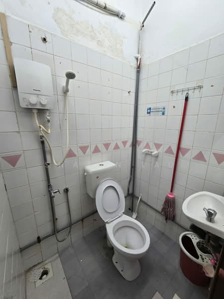 2-storey Terraced House for Sale in Taman Bukit Mewah (Tampoi) - Sharon Lau - Bathroom - PropertyGuru.com.my